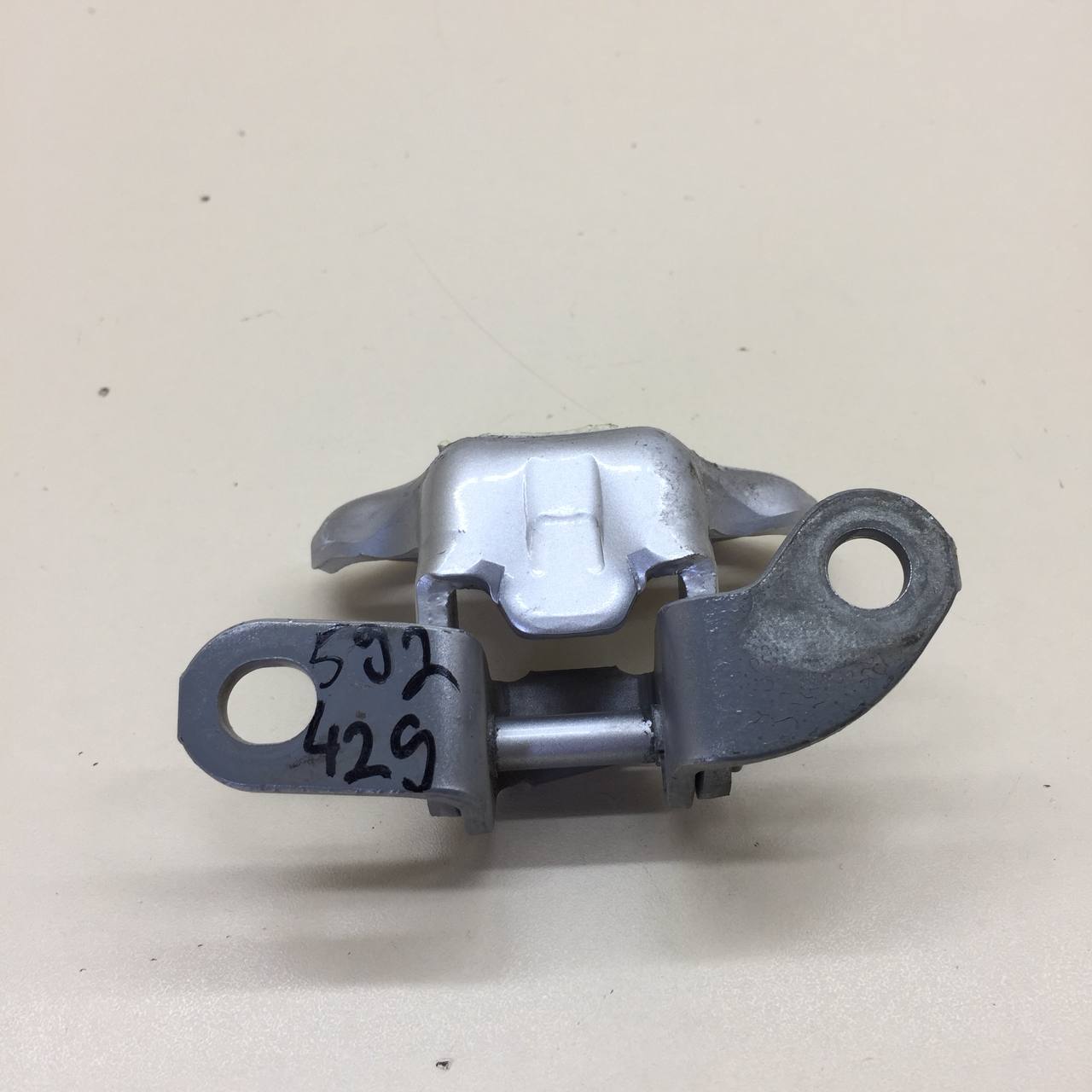 Петля двери задней правой верхняя Toyota Rav 4 (A30) 2006-2013 Петля двери задней правой верхняя Toyota Rav 4 (A30) 2006-2013