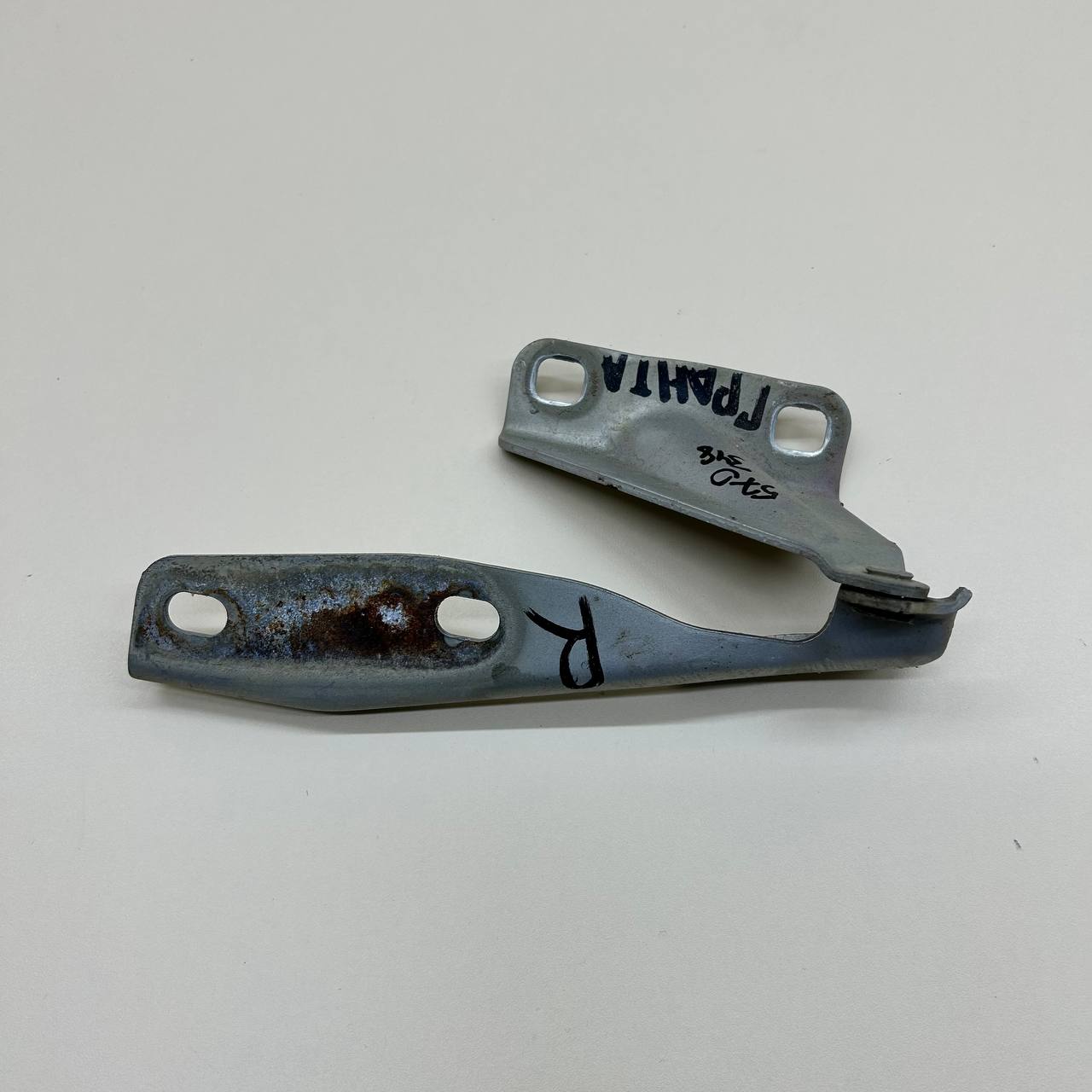 Петля капота правая Lada Granta 2011>