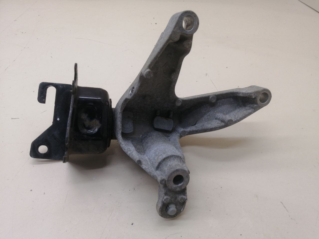 Кронштейн КПП Renault Sandero Stepway (5S) 2014-2022 Кронштейн КПП Renault Sandero Stepway (5S) 2014-2022