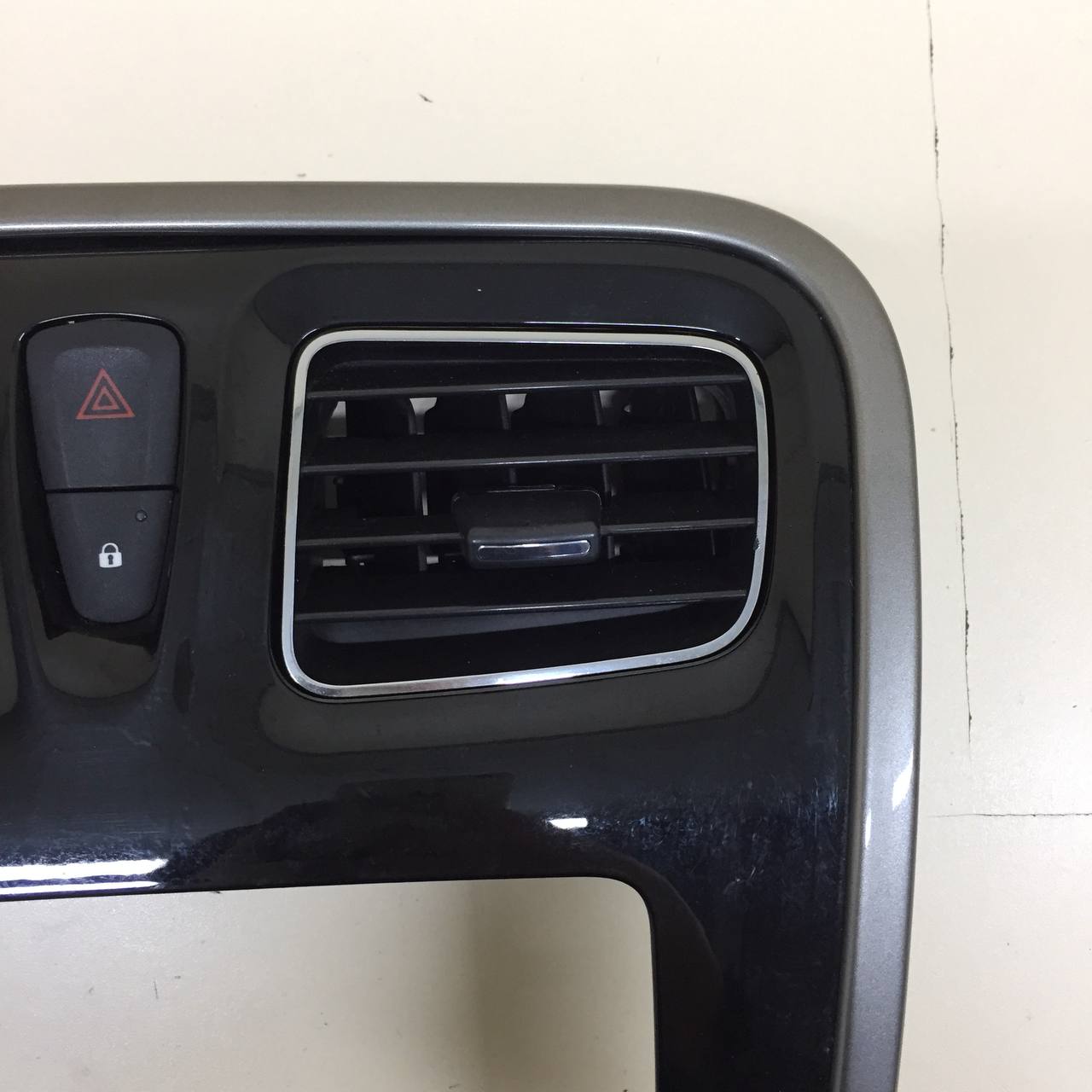 Дефлектор воздушный Renault Sandero Stepway (5S) 2014-2022 Дефлектор воздушный Renault Sandero Stepway (5S) 2014-2022