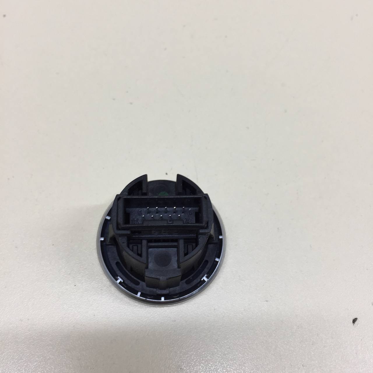 Кнопка запуска двигателя BMW 1-series E87/E81 2004-2011 Кнопка запуска двигателя BMW 1-series E87/E81 2004-2011