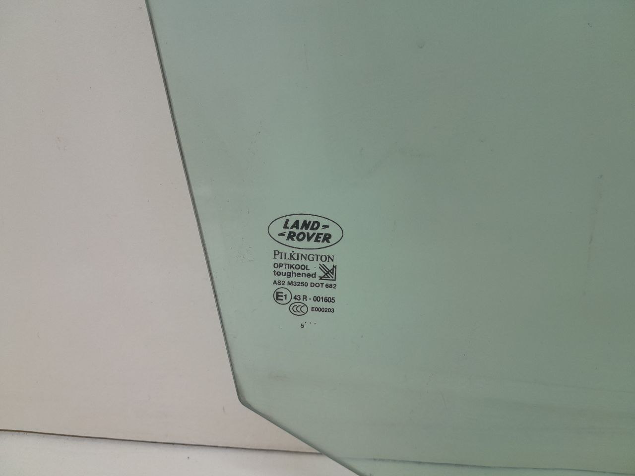 Стекло двери передней правой Land Rover Discovery 3 (L319) 2004-2009 Стекло двери передней правой Land Rover Discovery 3 (L319) 2004-2009