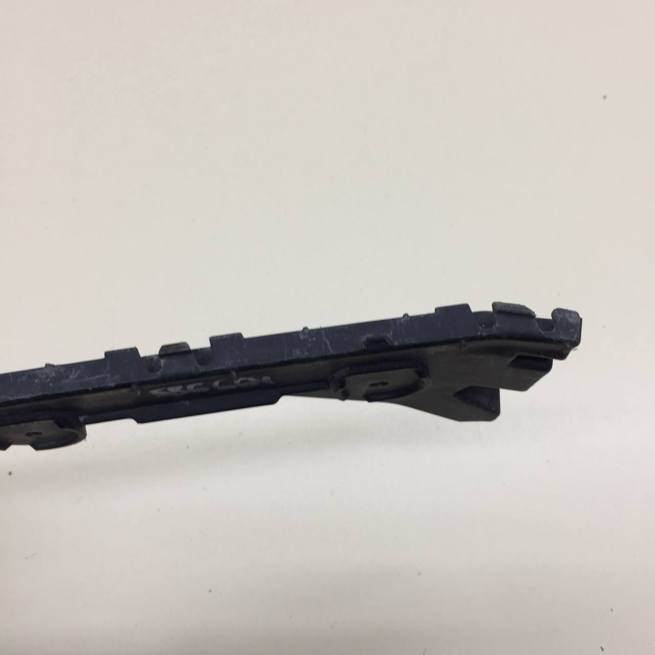 Кронштейн заднего бампера правый Skoda Rapid 2012-2020