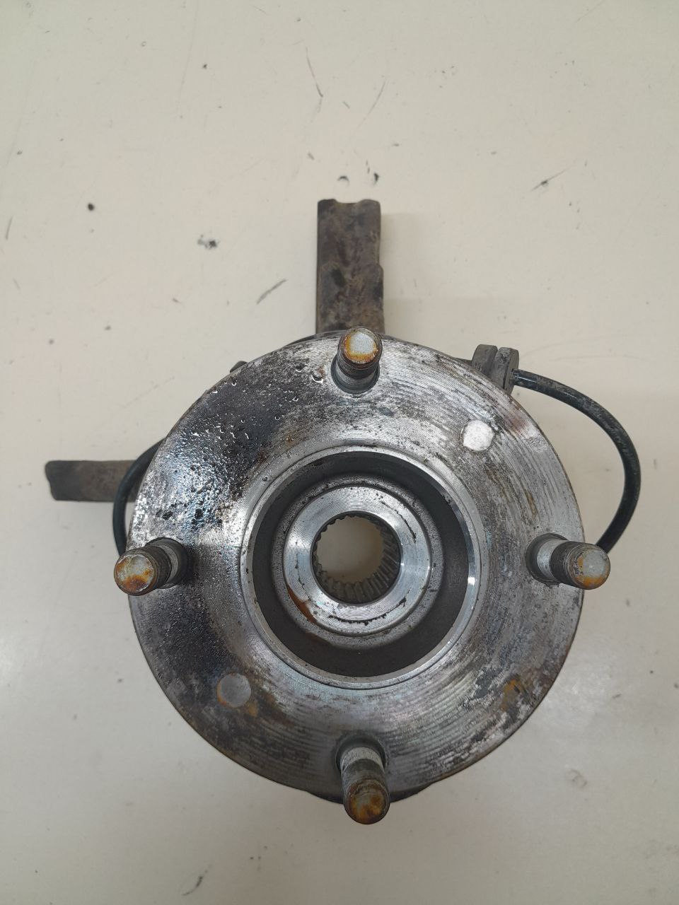 Кулак поворотный передний правый Nissan Almera (N16) 2000-2006 Кулак поворотный передний правый Nissan Almera (N16) 2000-2006