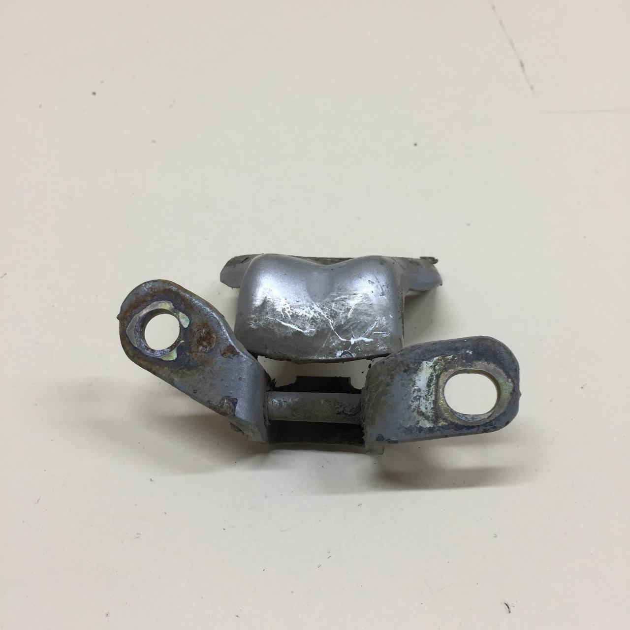 Петля двери задней правой нижняя Kia Sephia 2001-2004