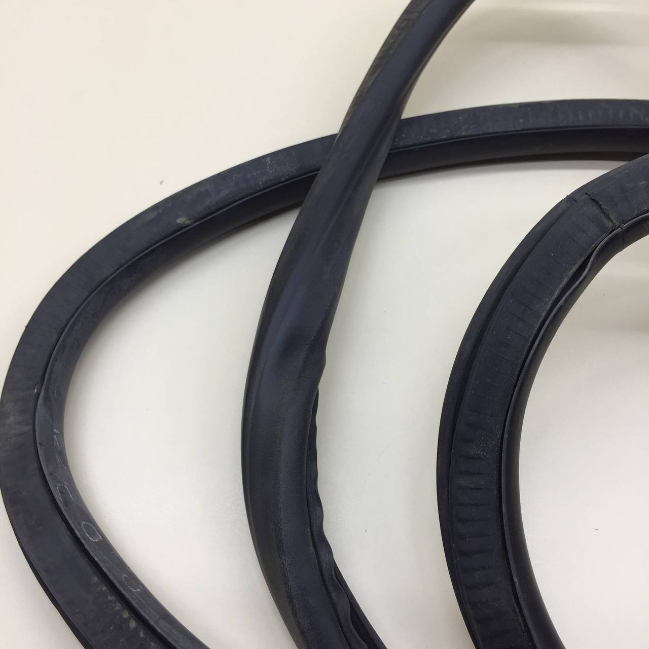 Уплотнитель проема двери задней правой Chevrolet Cruze (J300) 2009-2016