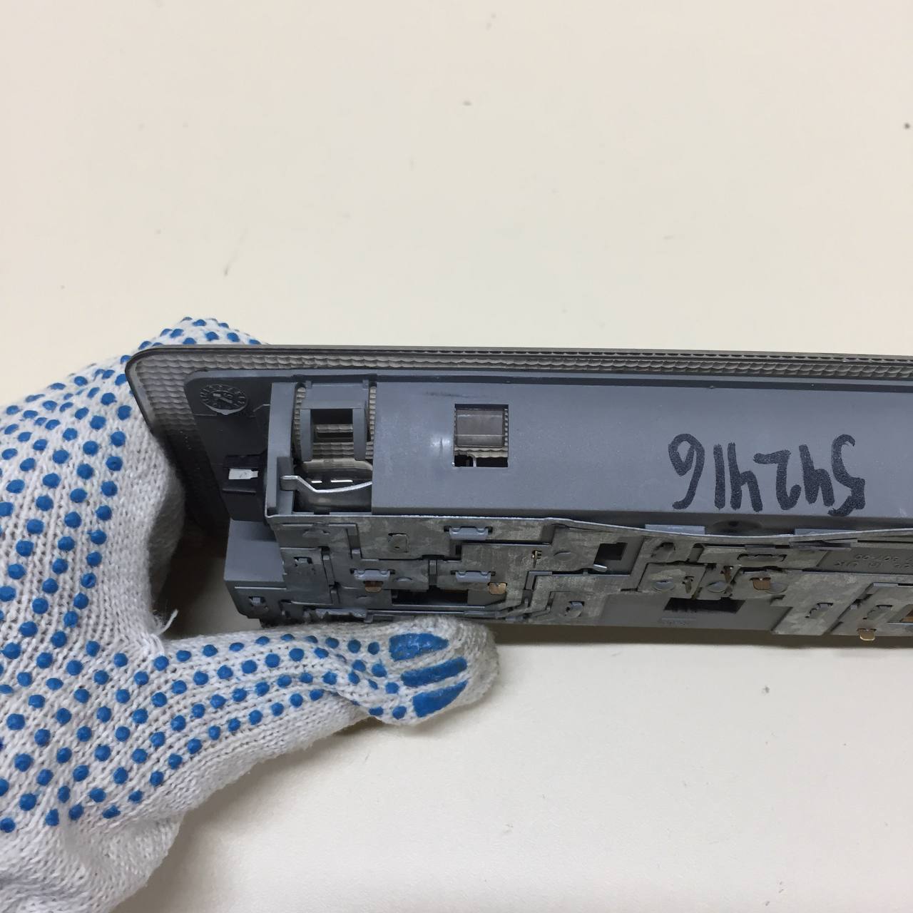 Плафон салонный Nissan Almera (N16) 2000-2006 Плафон салонный Nissan Almera (N16) 2000-2006