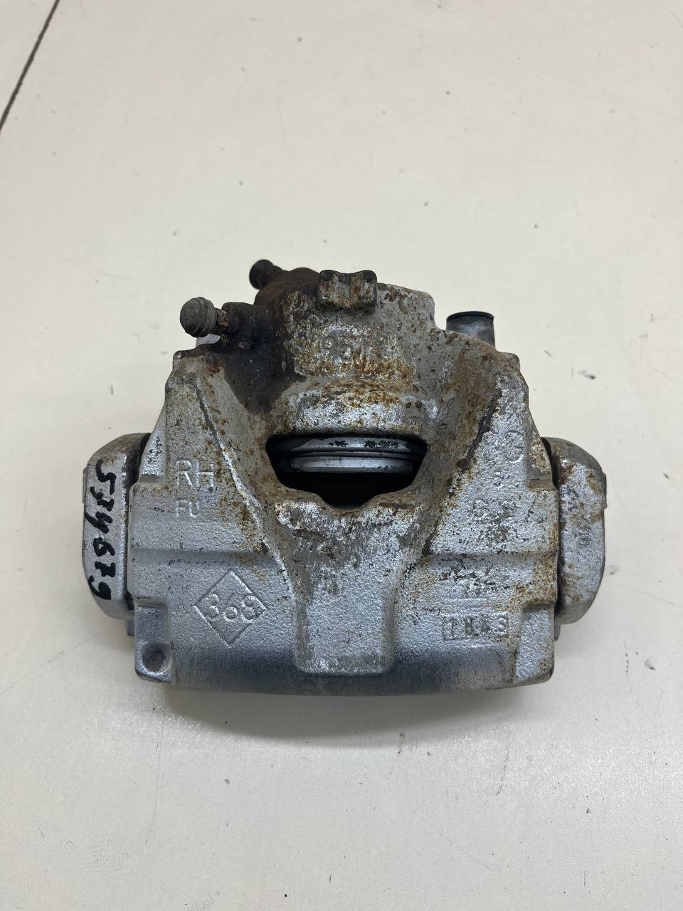 Суппорт передний правый Nissan Terrano (D10) 2014>