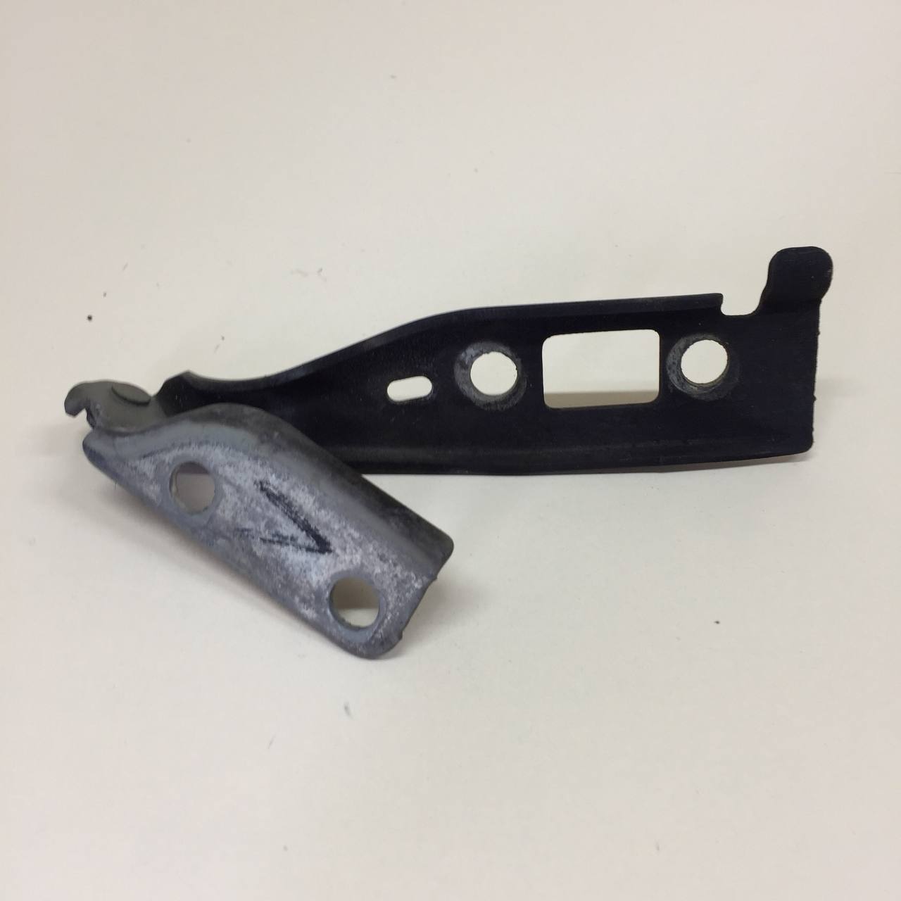 Петля капота левая Ford Fusion (JU) 2002-2012 Петля капота левая Ford Fusion (JU) 2002-2012