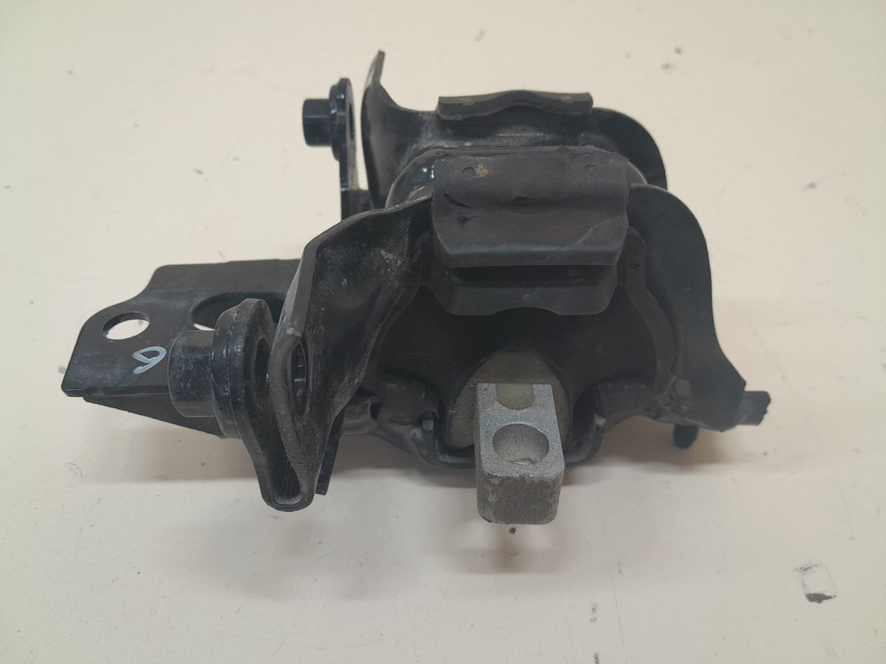 Опора КПП левая Volkswagen Polo (MK5) 2011-2020 Опора КПП левая Volkswagen Polo (MK5) 2011-2020