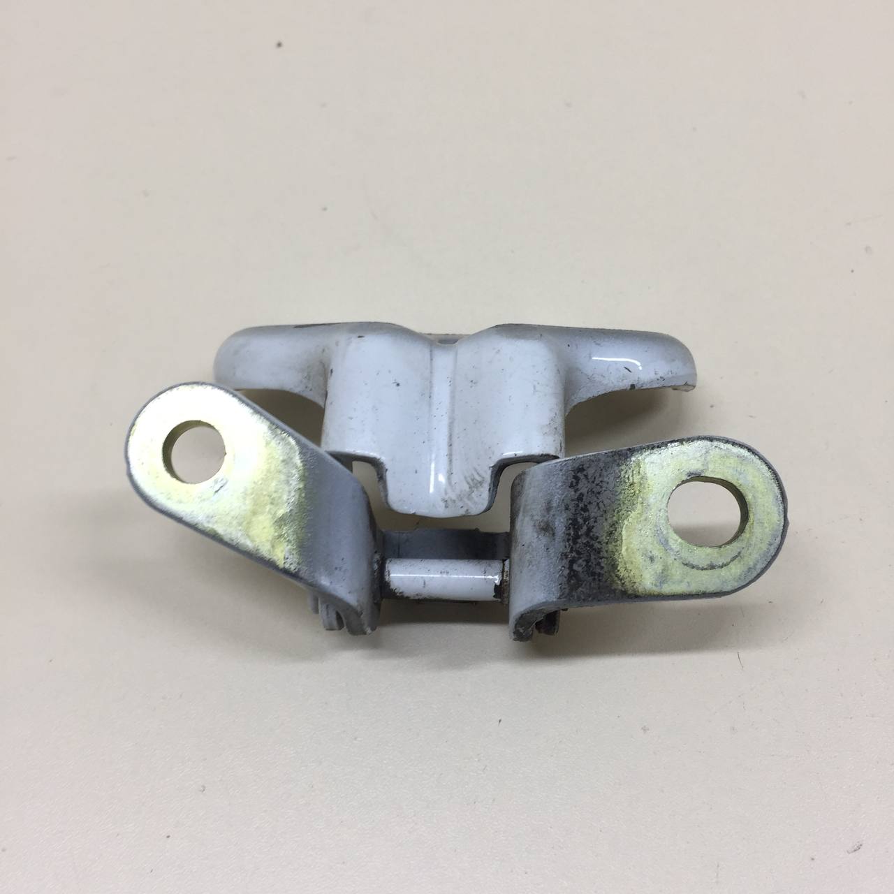 Петля двери передней правой нижняя Chevrolet Cobalt (T250) 2011-2015 Петля двери передней правой нижняя Chevrolet Cobalt (T250) 2011-2015