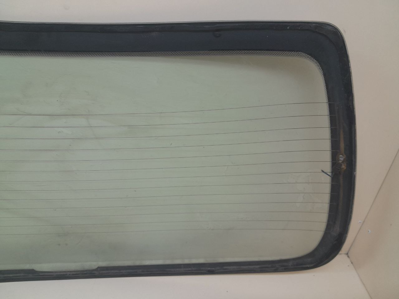 Стекло заднее Kia Sephia 2001-2004