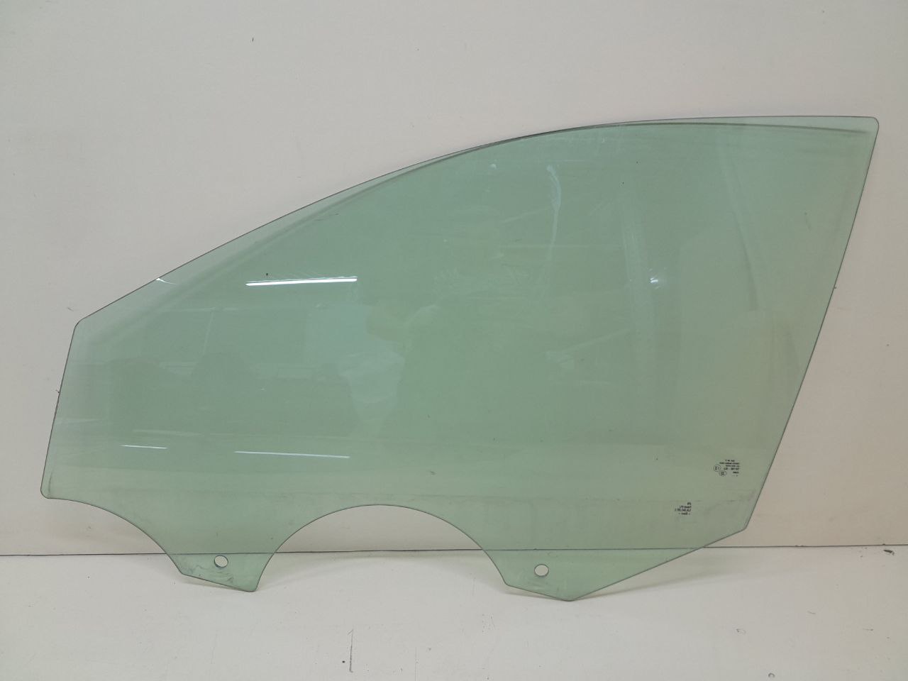 Стекло двери передней левой Skoda Rapid 2012-2020