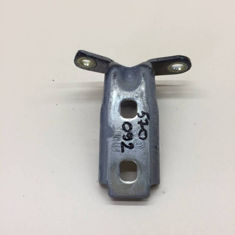 Петля двери передней левой нижняя Chevrolet Cruze (J300) 2009-2016