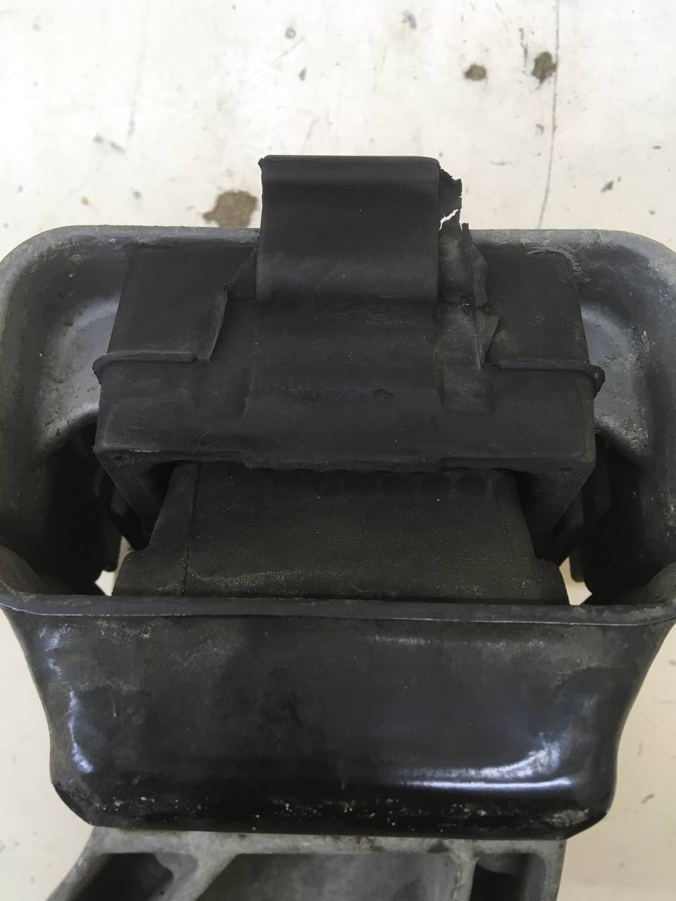 Опора КПП левая Skoda Octavia (A5 1Z-) 2004-2013 Опора КПП левая Skoda Octavia (A5 1Z-) 2004-2013