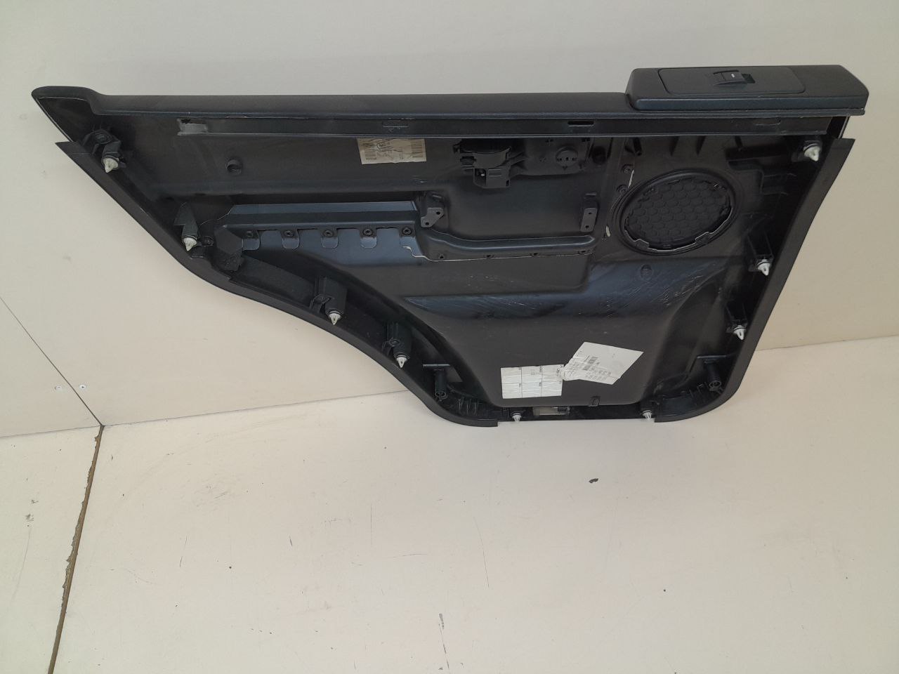 Обшивка двери задней правой Land Rover Discovery 3 (L319) 2004-2009