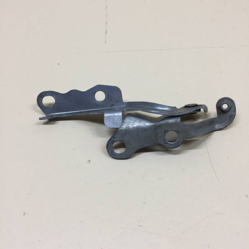 Петля капота правая Toyota Corolla E120 2001-2007