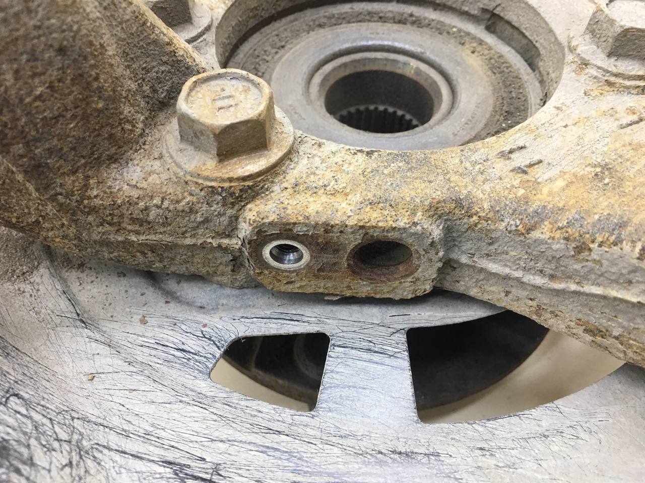 Кулак поворотный передний левый Toyota Rav 4 (XA40) 2013-2019