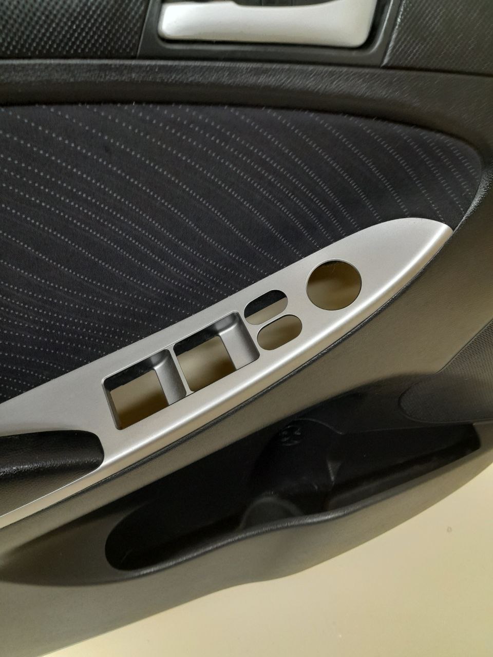 Обшивка двери передней левой Hyundai Solaris (RB) 2010-2017