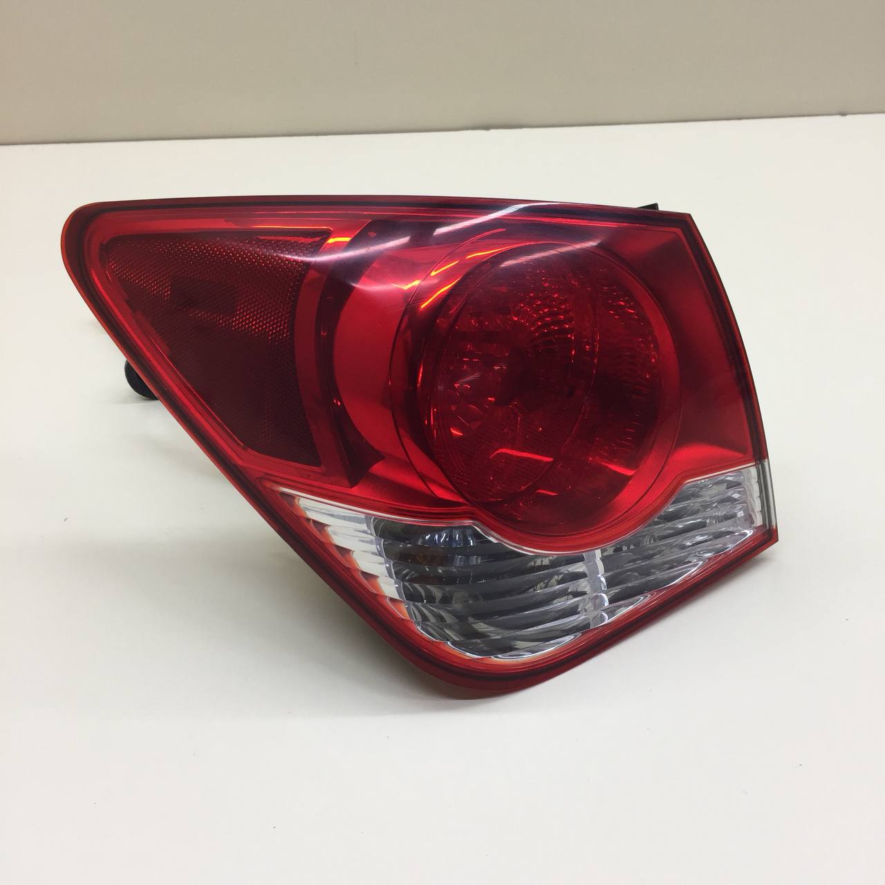 Фонарь задний наружный левый Chevrolet Cruze (J300) 2009-2016