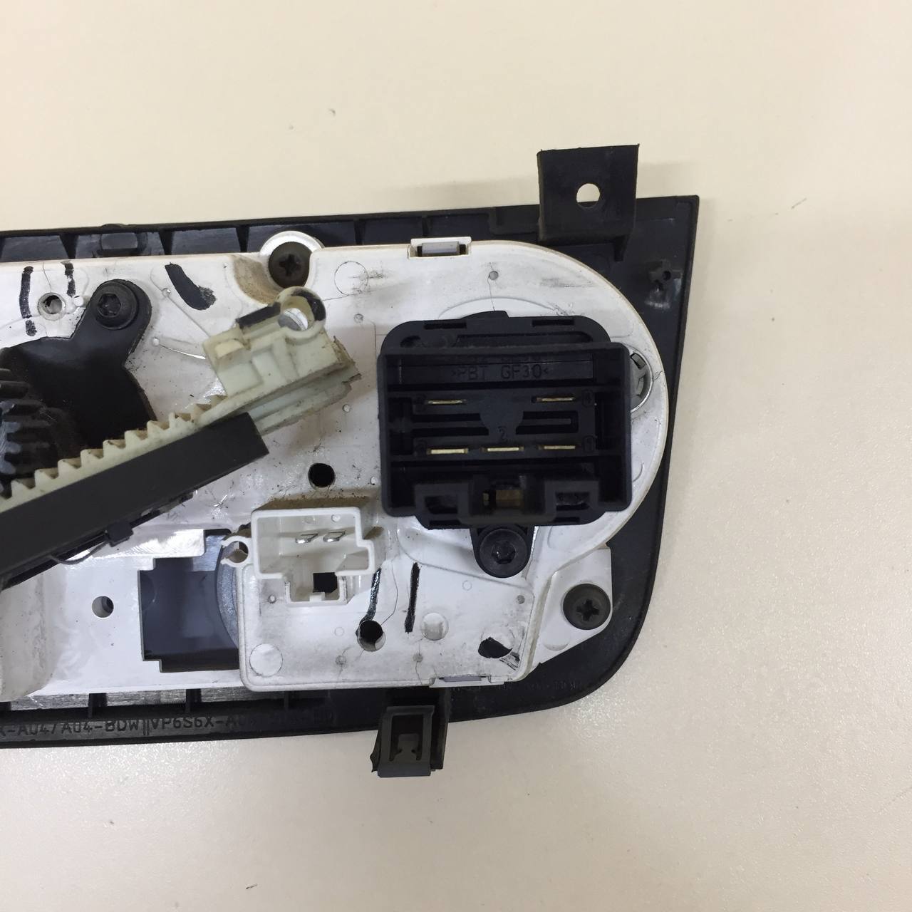 Блок управления отопителем Ford Fiesta (MK5) 2002-2008 Блок управления отопителем Ford Fiesta (MK5) 2002-2008
