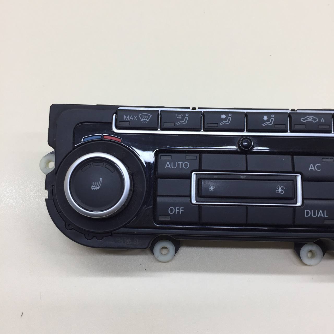 Блок управления климатической установкой Volkswagen Tiguan (5N1) 2007-2011 Блок управления климатической установкой Volkswagen Tiguan (5N1) 2007-2011