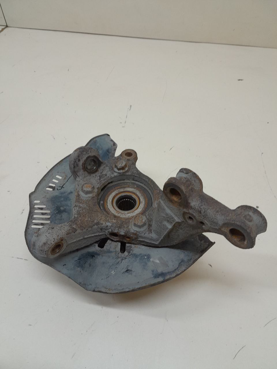 Кулак поворотный передний правый Toyota Corolla E150 2006-2013