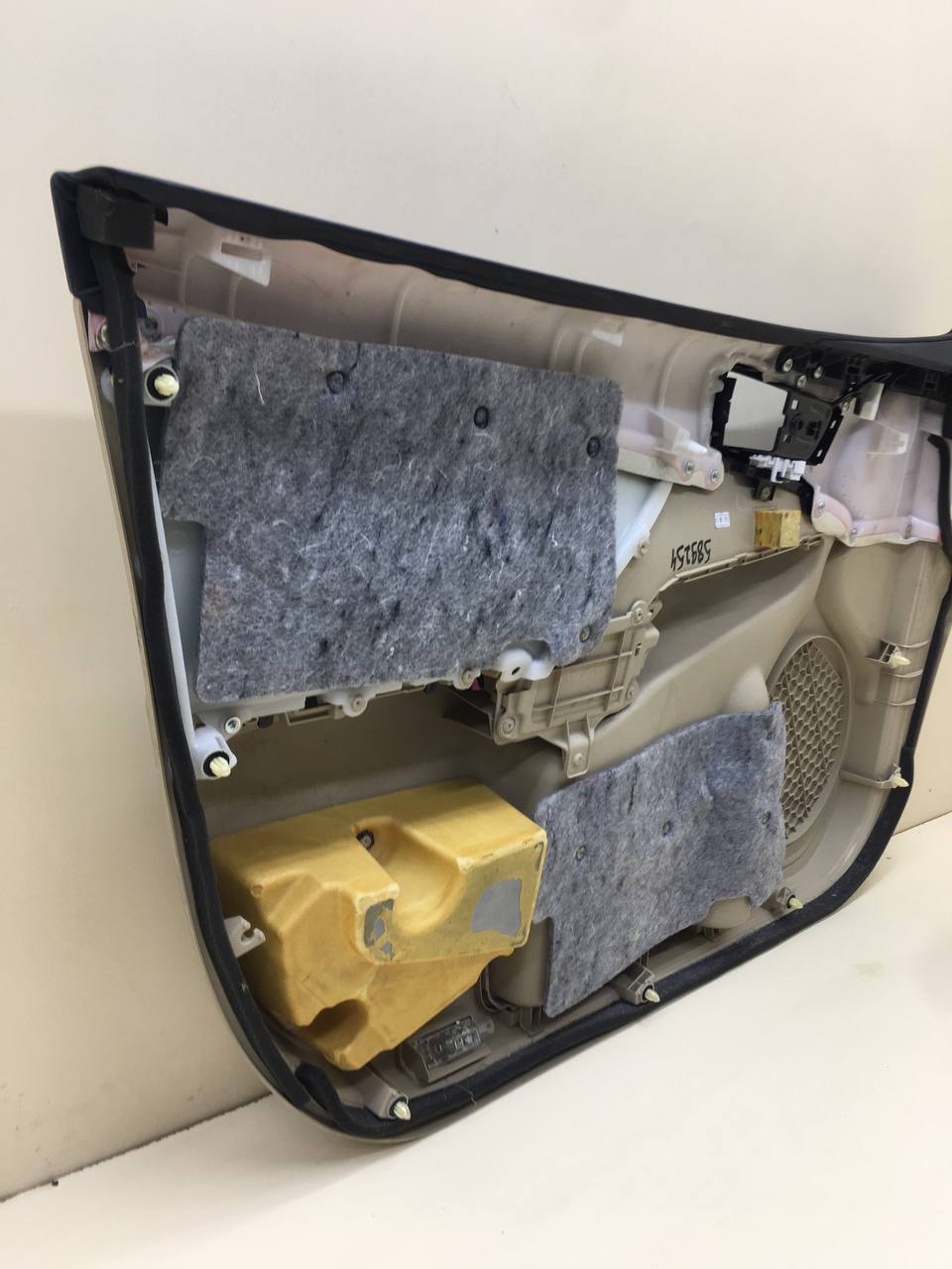 Обшивка двери передней правой Toyota Camry (V50) 2011-2017