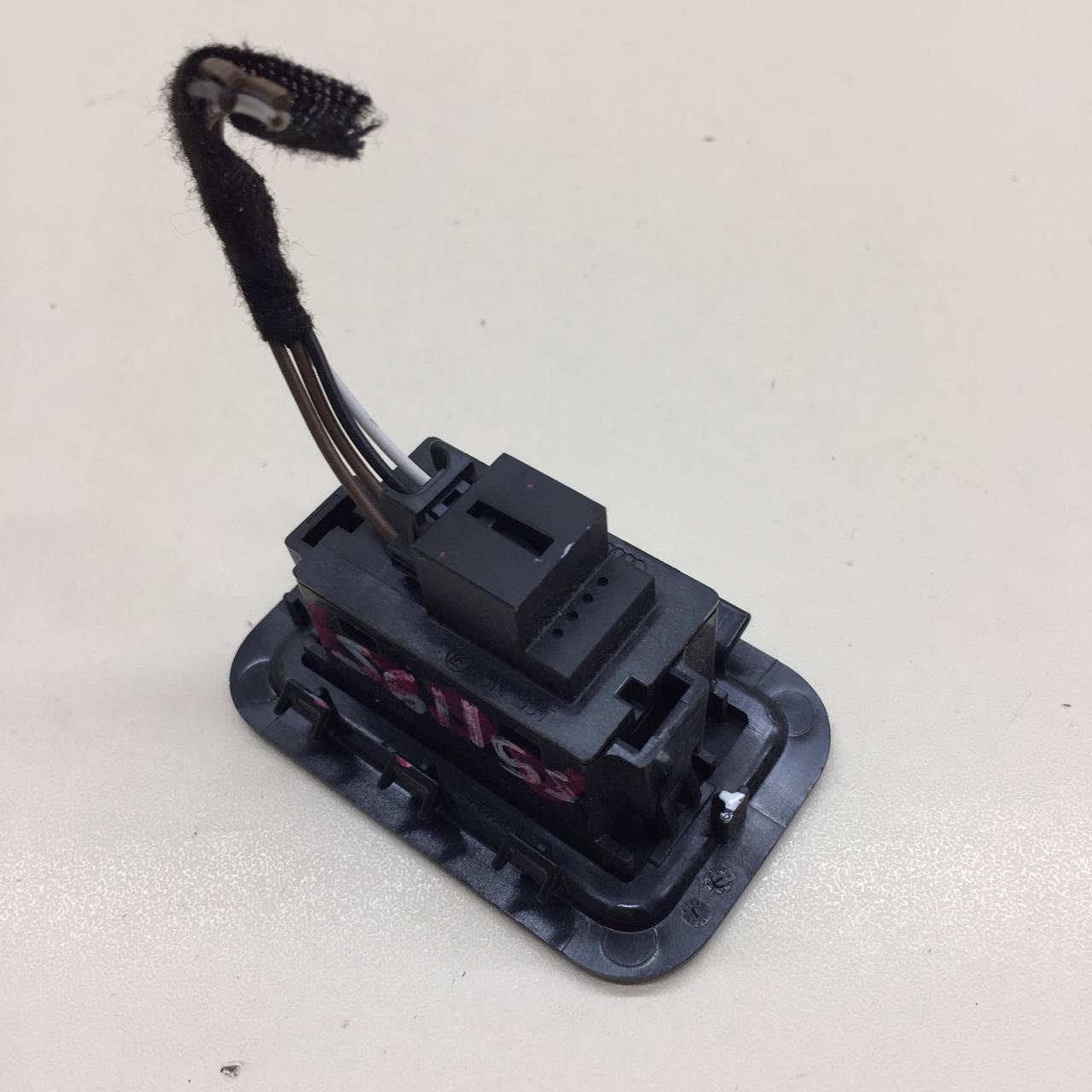 Кнопка открывания багажника Audi A4 (B8) 2007-2011