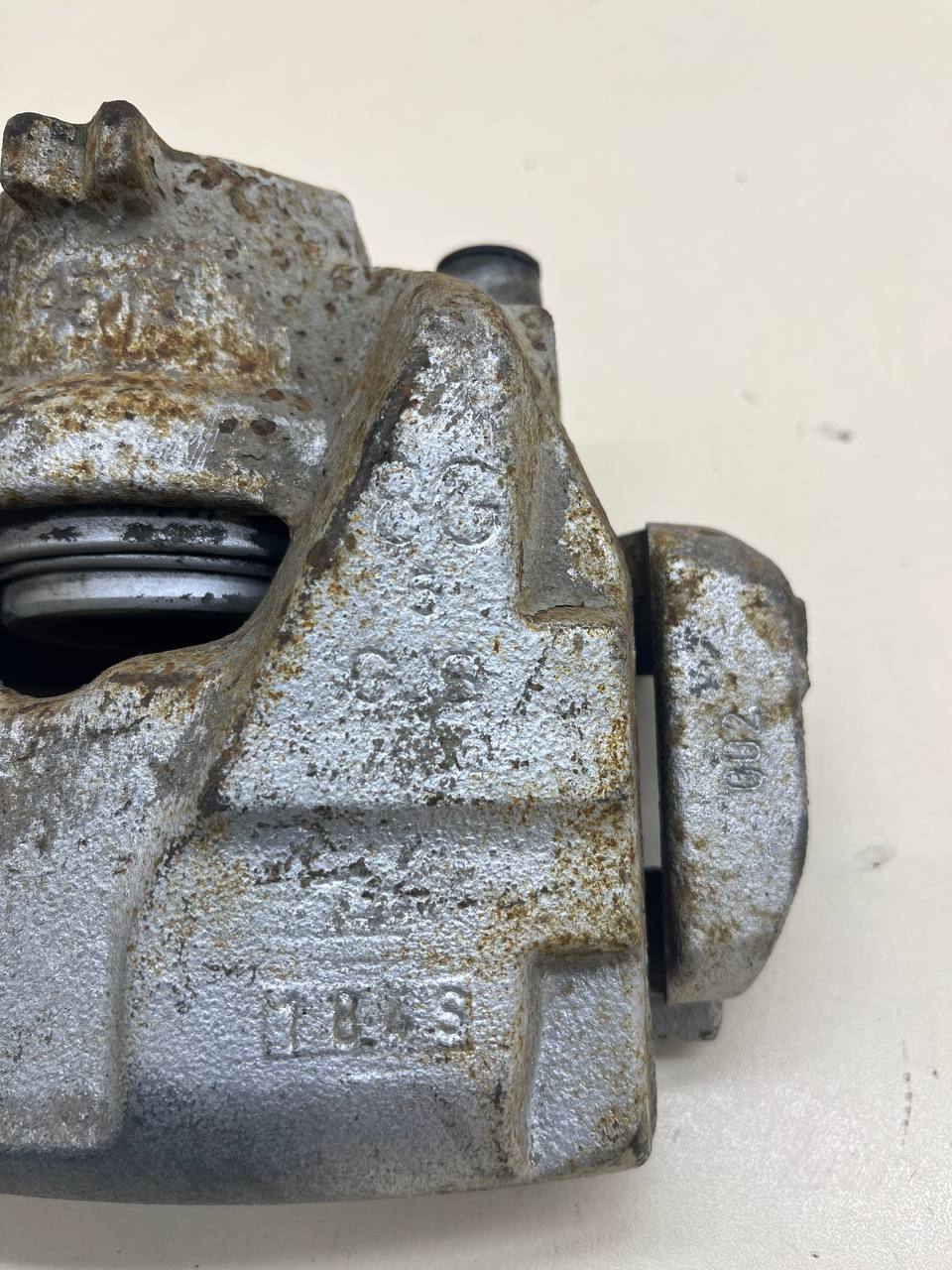 Суппорт передний правый Nissan Terrano (D10) 2014>