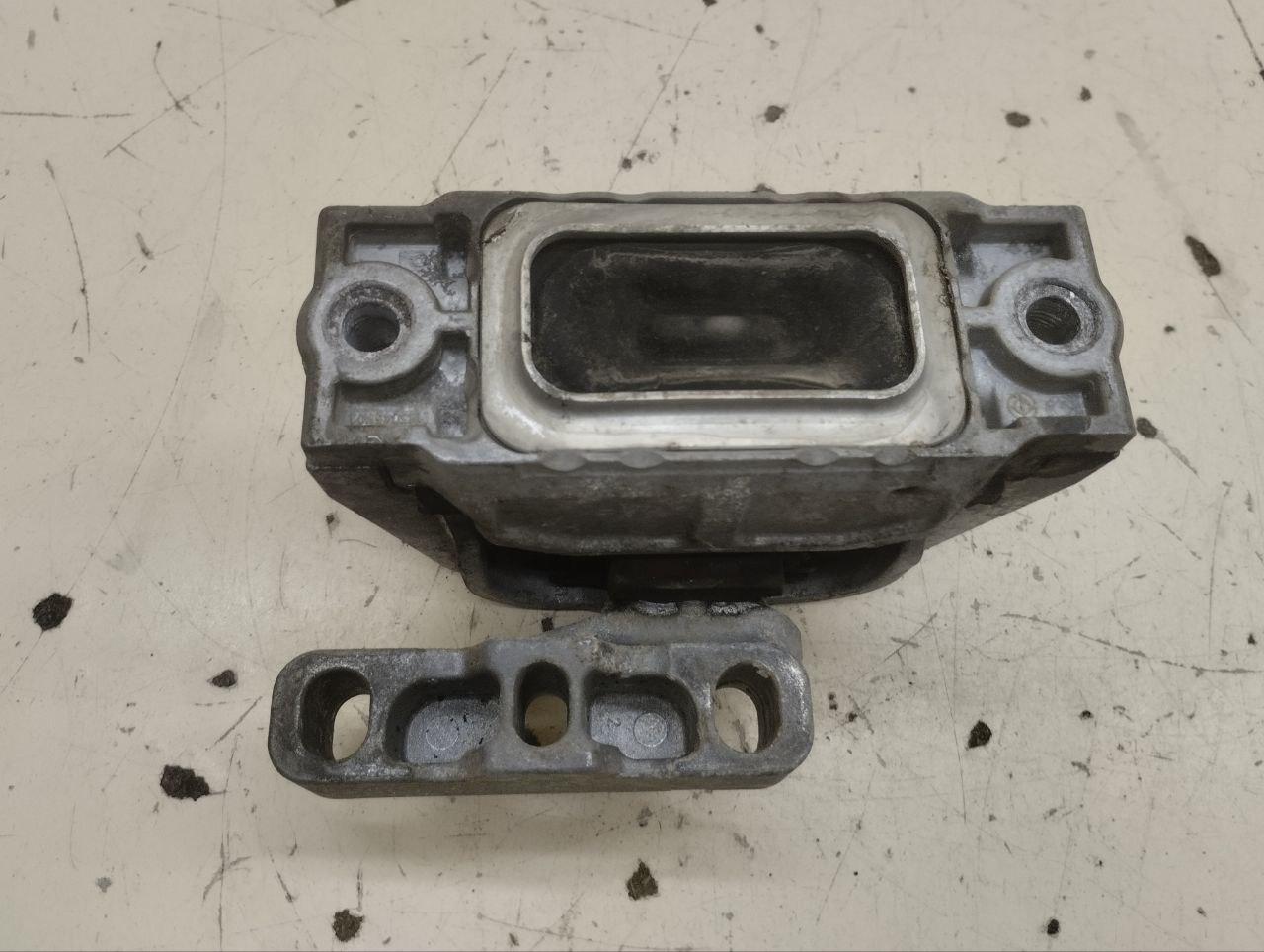 Опора двигателя правая Skoda Octavia (A5 1Z-) 2004-2013 Опора двигателя правая Skoda Octavia (A5 1Z-) 2004-2013