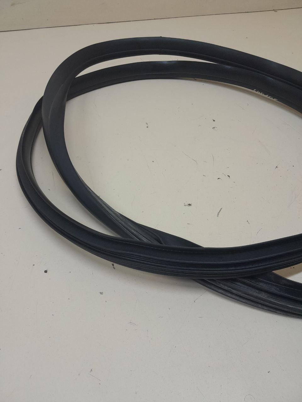 Уплотнитель проема двери передней правой Lada Vesta 2015>