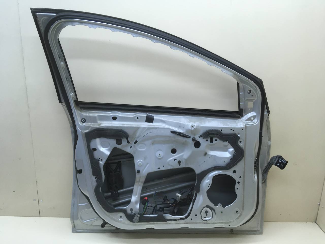 Дверь передняя левая Ford Focus 3 2011> Дверь передняя левая Ford Focus 3 2011>