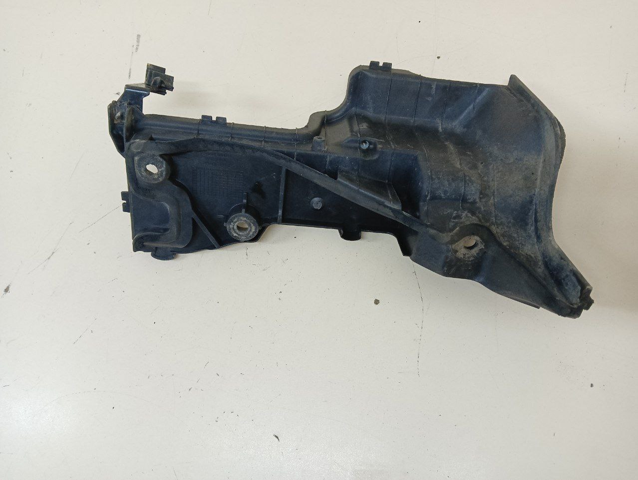 Крепление АКБ (корпус / подставка) Land Rover Discovery 3 (L319) 2004-2009