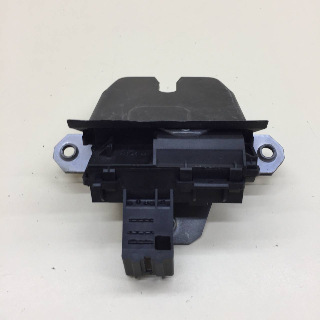 Замок багажника Ford Mondeo 4 2007-2015 Замок багажника Ford Mondeo 4 2007-2015
