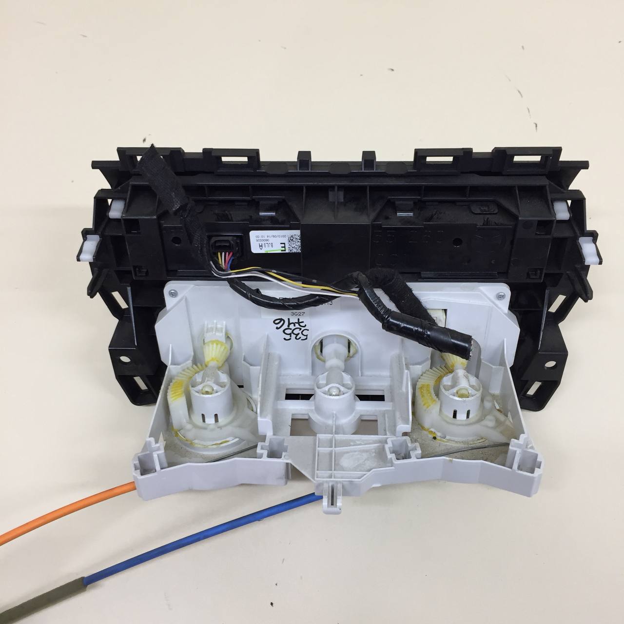 Блок управления отопителем Mazda Mazda 3 (BM) 2013-2016 Блок управления отопителем Mazda Mazda 3 (BM) 2013-2016