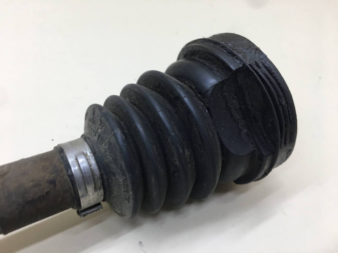 Полуось передняя левая Renault Megane (2) 2002-2009 Полуось передняя левая Renault Megane (2) 2002-2009