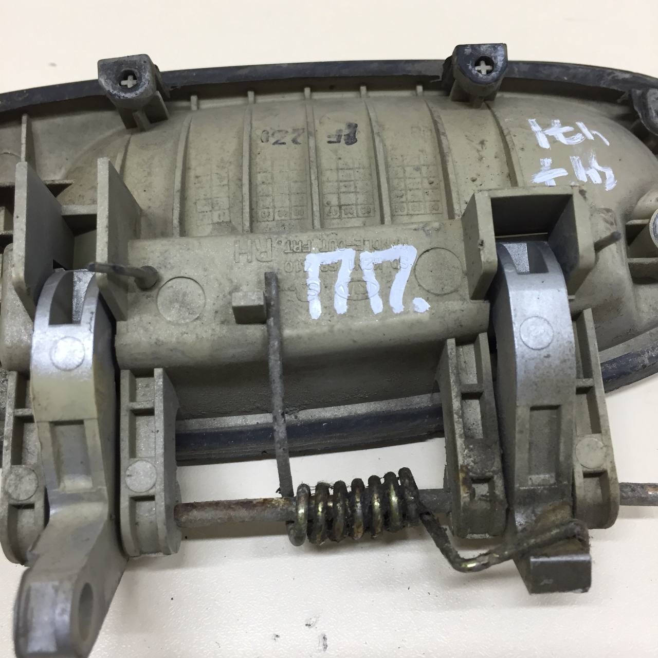 Ручка двери передней наружная правая Kia Sephia 2001-2004