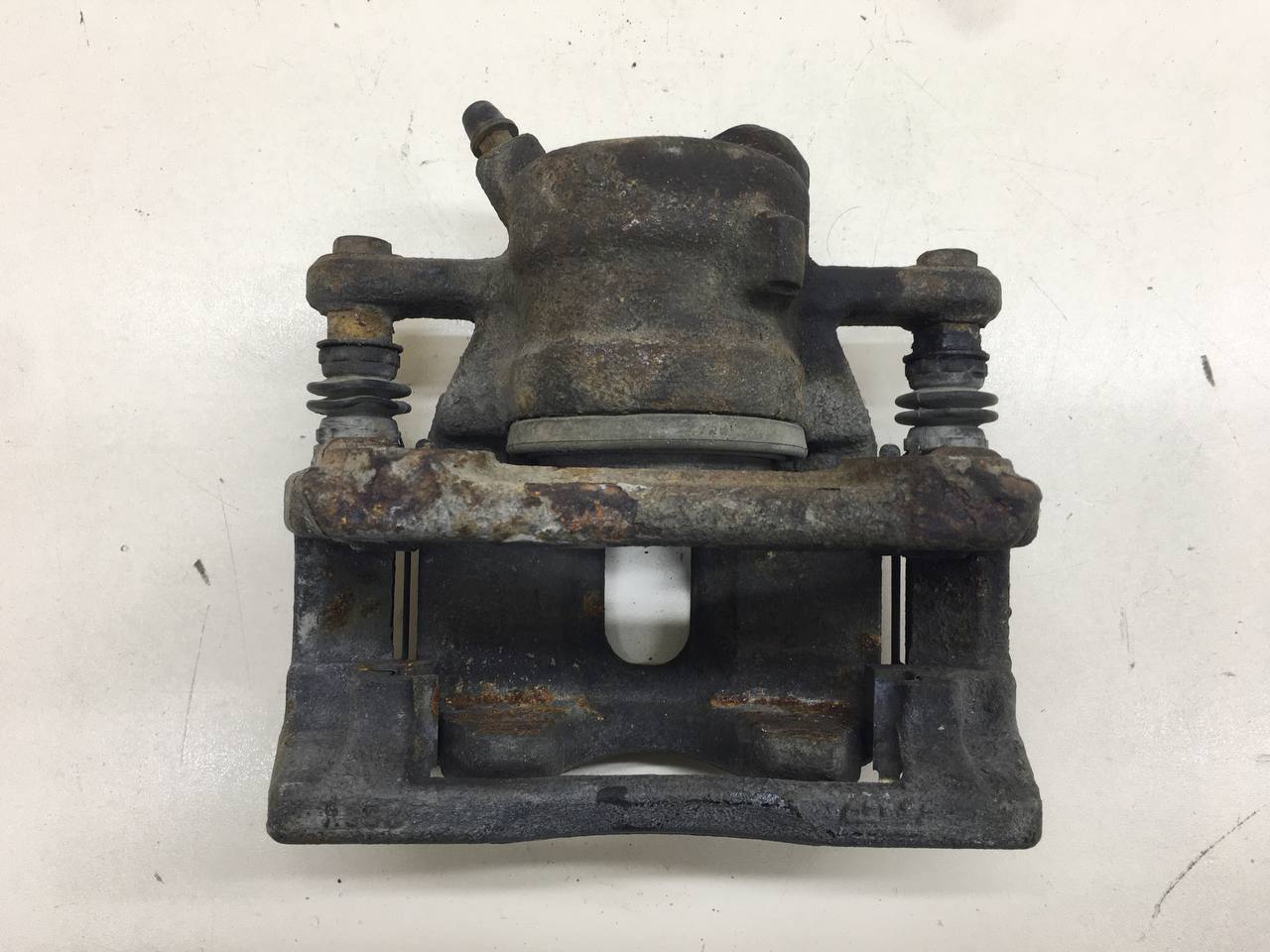 Суппорт передний левый Nissan Almera 3 (G11, G15) 2012>