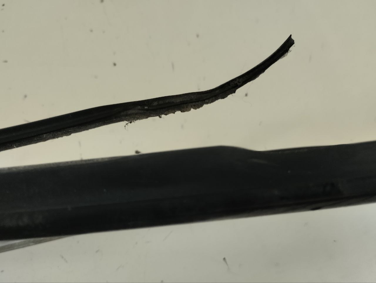 Молдинг лобового стекла Nissan Almera (N16) 2000-2006