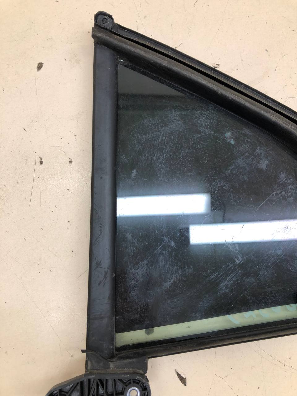 Стекло двери задней правой (форточка) Skoda Rapid 2012-2020