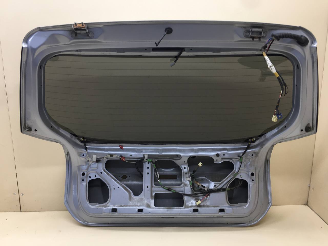 Дверь багажника со стеклом Toyota Corolla E120 2001-2007 Дверь багажника со стеклом Toyota Corolla E120 2001-2007