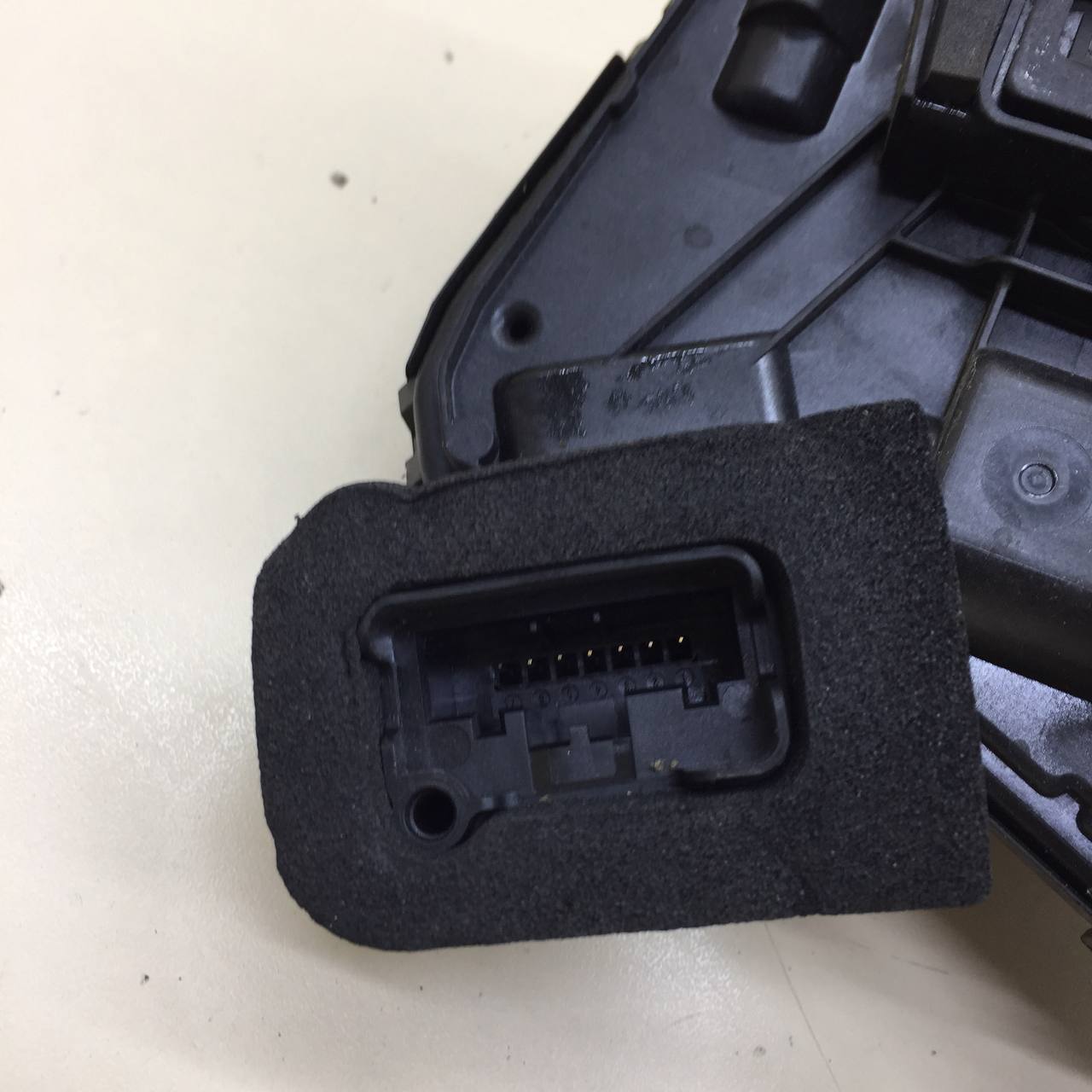 Замок двери передней правой Skoda Kodiaq 2016>