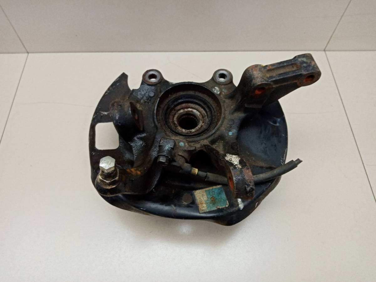 Кулак поворотный передний правый Nissan Avenir (W10) 1990-1999