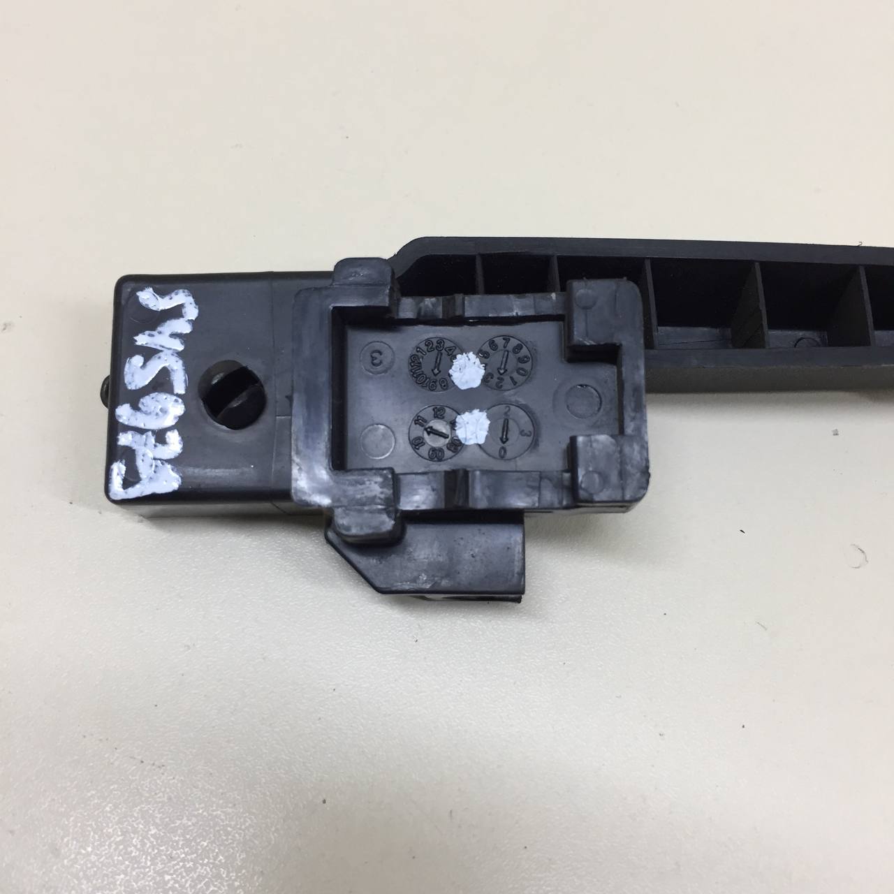 Ручка открывания капота Chevrolet Cruze (J300) 2009-2016 Ручка открывания капота Chevrolet Cruze (J300) 2009-2016