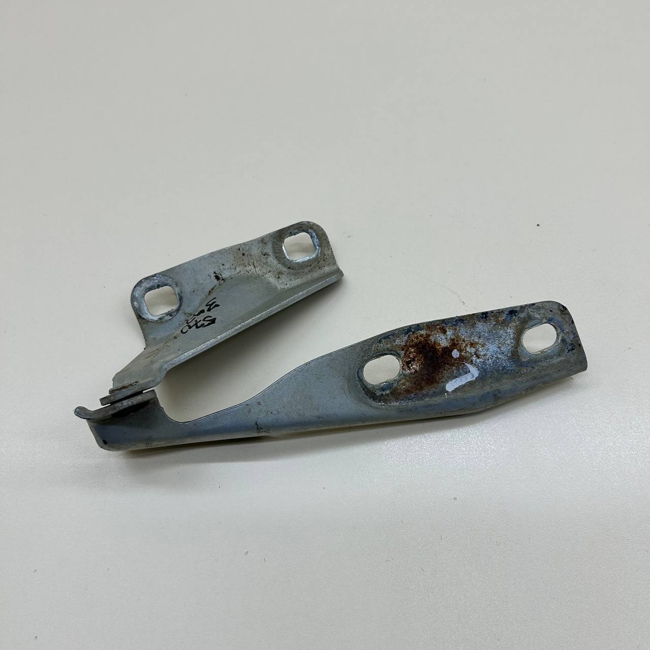 Петля капота левая Lada Granta 2011>