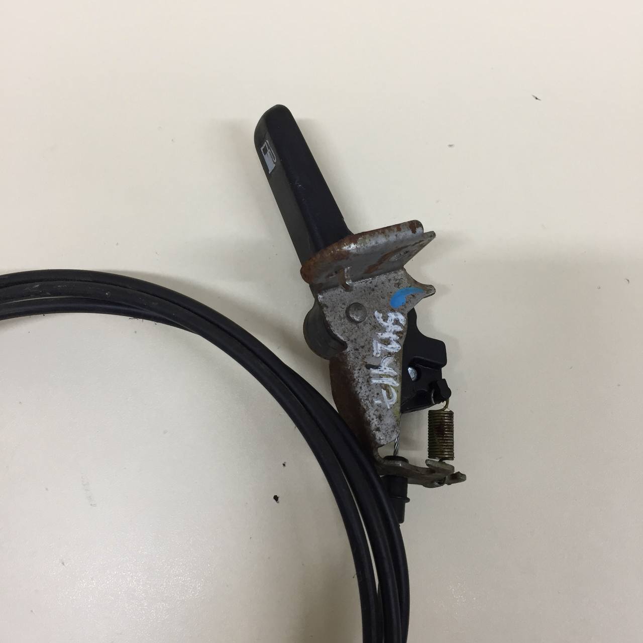 Ручка открывания лючка бензобака Nissan Almera (N16) 2000-2006 Ручка открывания лючка бензобака Nissan Almera (N16) 2000-2006