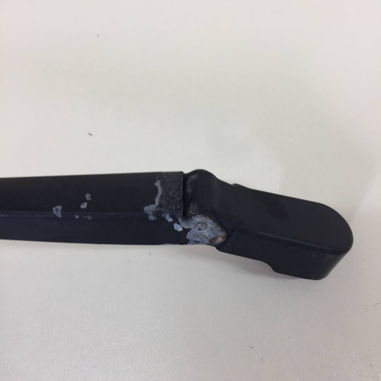 Поводок стеклоочистителя передний правый Lada Largus 2012>