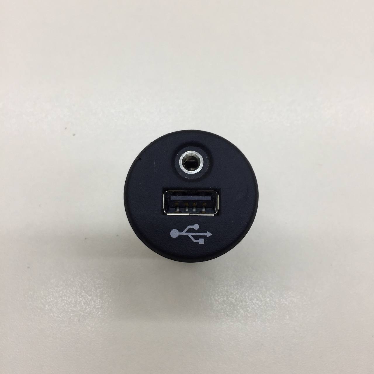 Разъем (USB AUX) Nissan X-Trail (T31) 2007-2014 Разъем (USB AUX) Nissan X-Trail (T31) 2007-2014