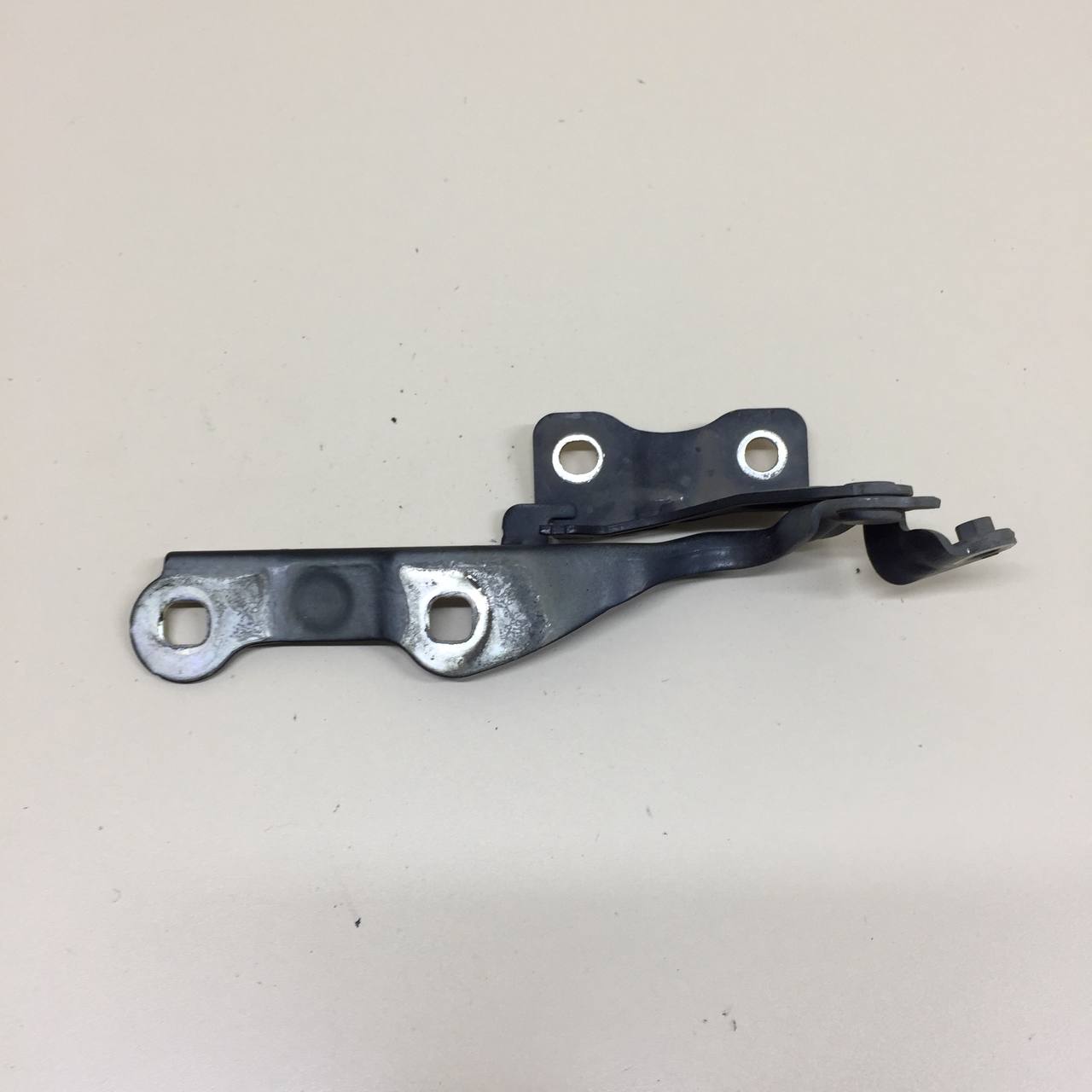Петля капота правая Chevrolet Cruze (J300) 2009-2016 Петля капота правая Chevrolet Cruze (J300) 2009-2016